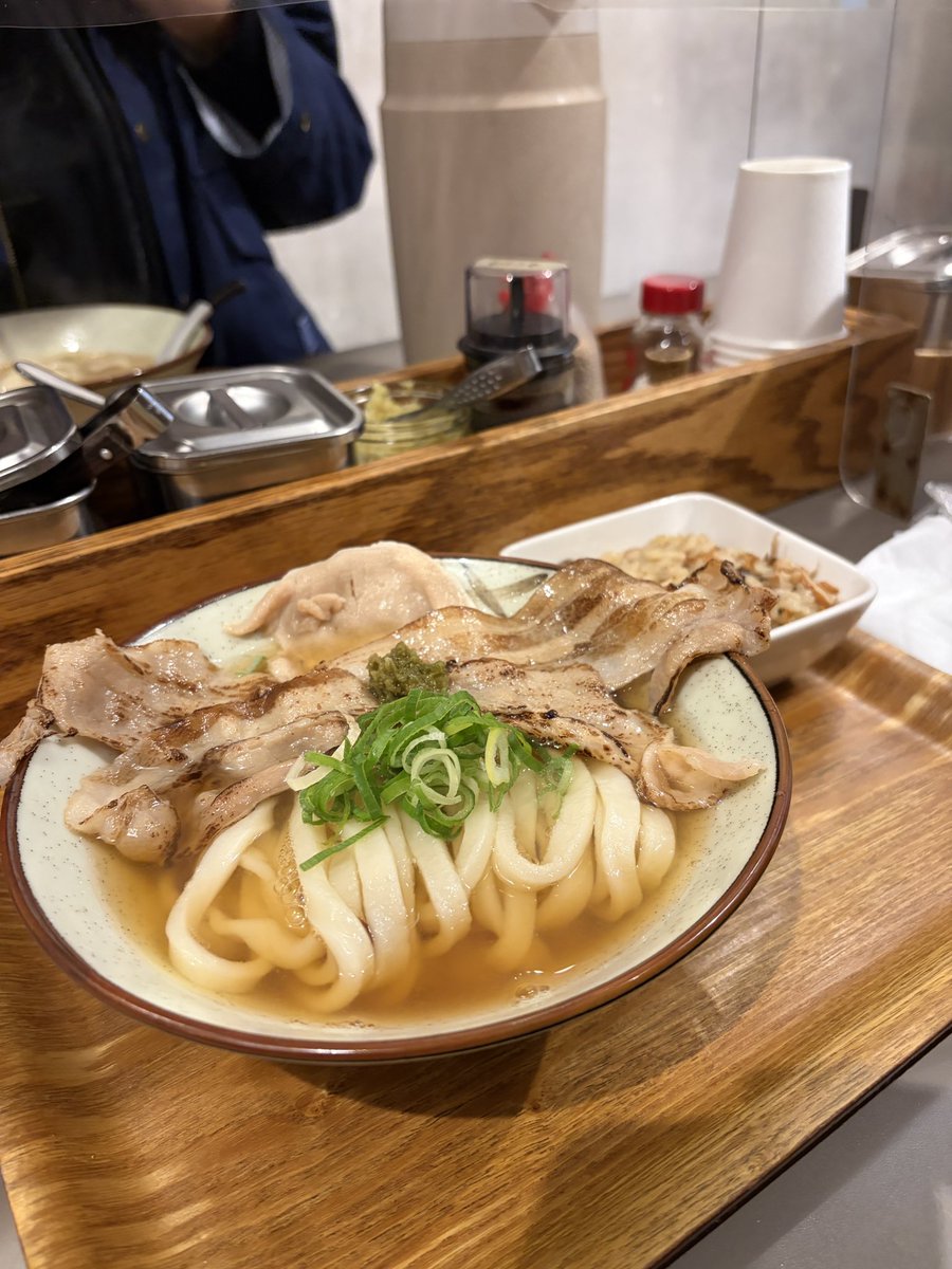 udon_shiro_obi's tweet image. 朝からkyutaroさんで炙ってしまいました。
うどんも美味しいですが、かやくごはんは毎回頼んでしまうくらい好きです。