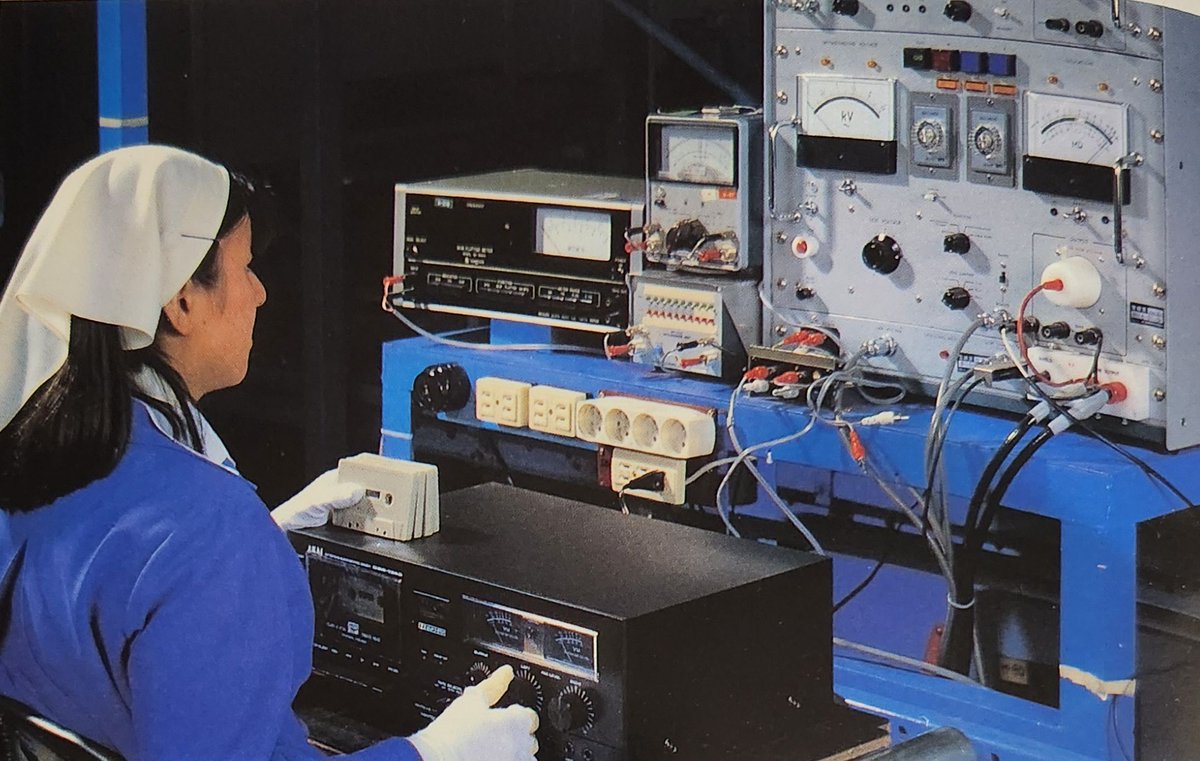 70年のAKAI工場。
カセットデッキの調整とテスト中。
