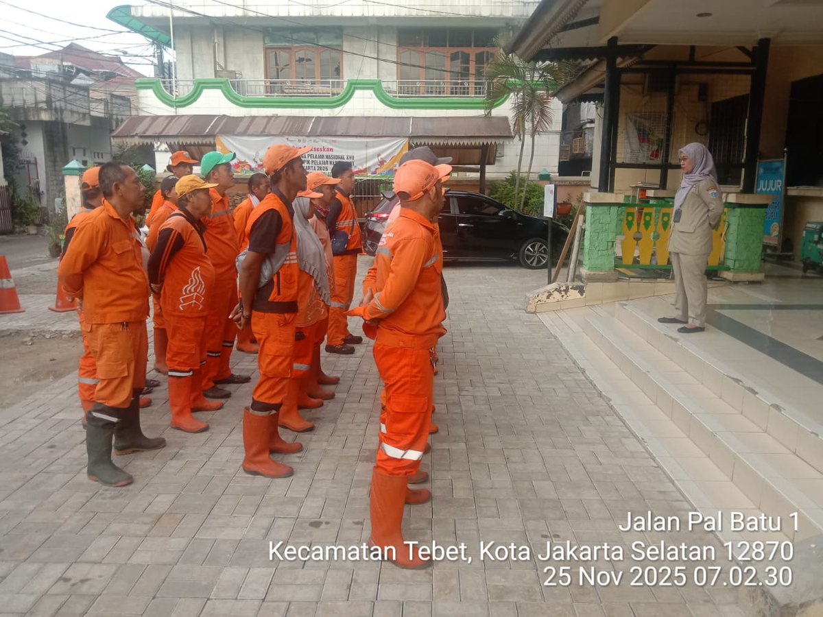 mang_sel's tweet photo. Kegiatan Apel Pagi PJLP PPSU Kelurahan Manggarai Selatan dengan arahan tugas dan penyampaian informasi kegiatan oleh Lurah Ibu Sri Nurwiyanti di halaman Kantor Kelurahan - Selasa, 25 Nopember 2025. https://t.co/2oRXUhdIT6