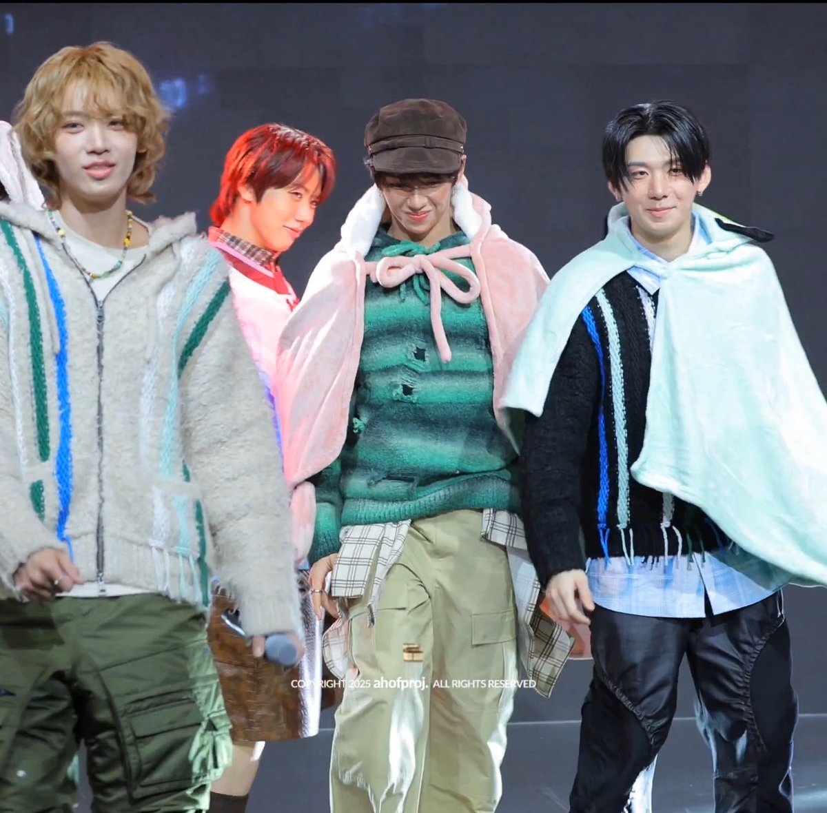 caytieee_'s tweet image. WE                                           BLINKED