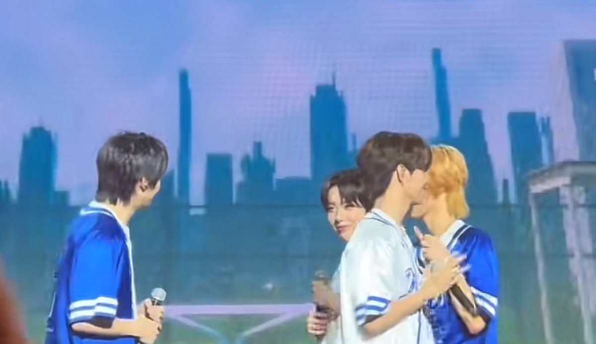 caytieee_'s tweet image. WE                                           BLINKED