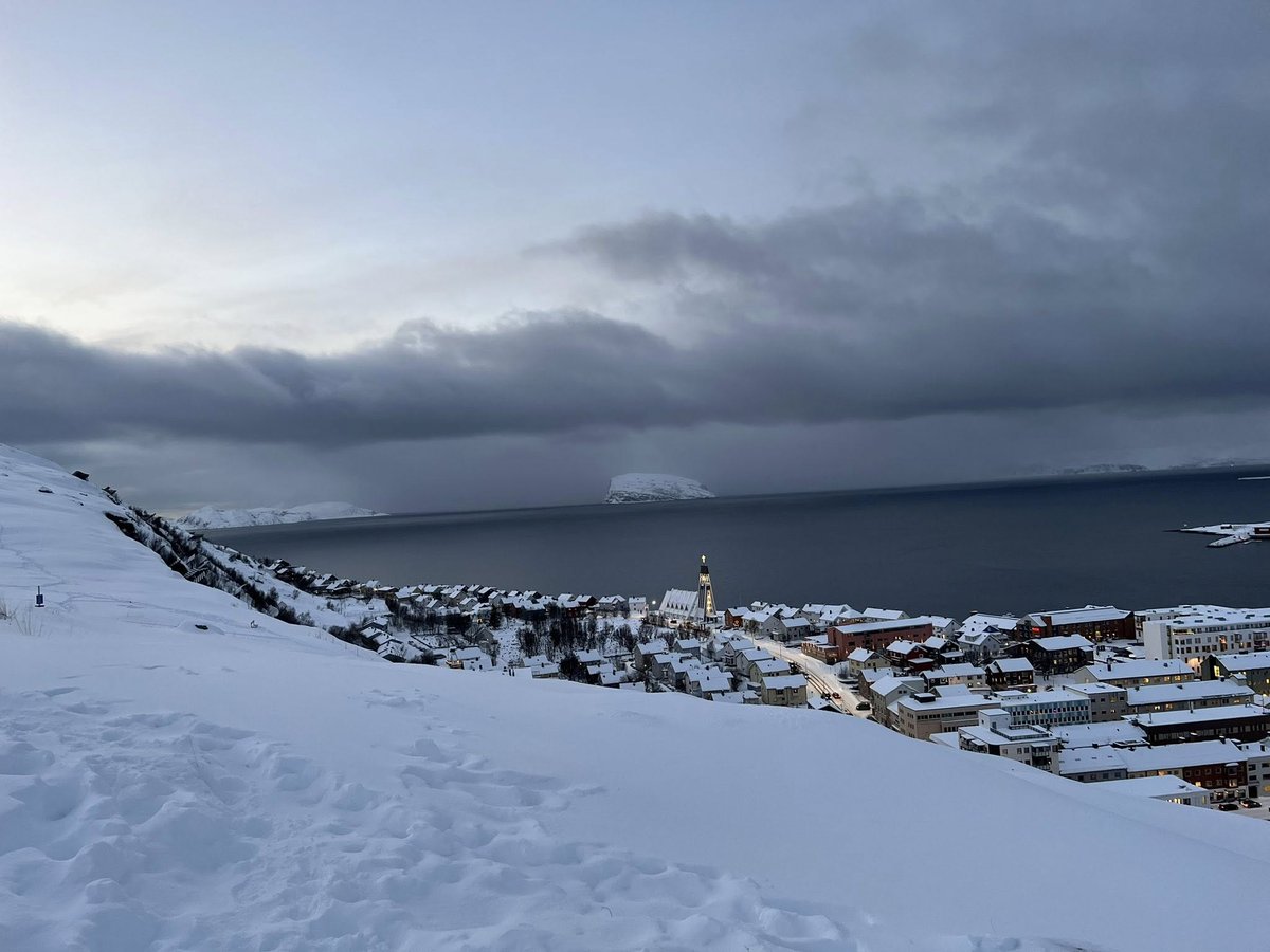 angelsnow1987's tweet image. utsikt ifra Salen, Hammerfest idag 😊❄️ #Finnmark #iphone13 #view #city
