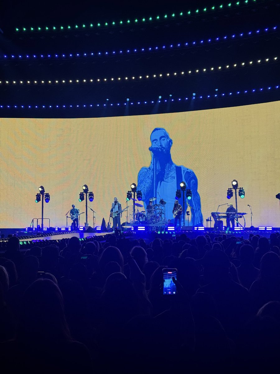 BectorVinayak's tweet image. Had the time of my life at the @maroon5 concert! Adam Levine killed it! #Maroon5 #ConcertVibes #MovesLikeJagger