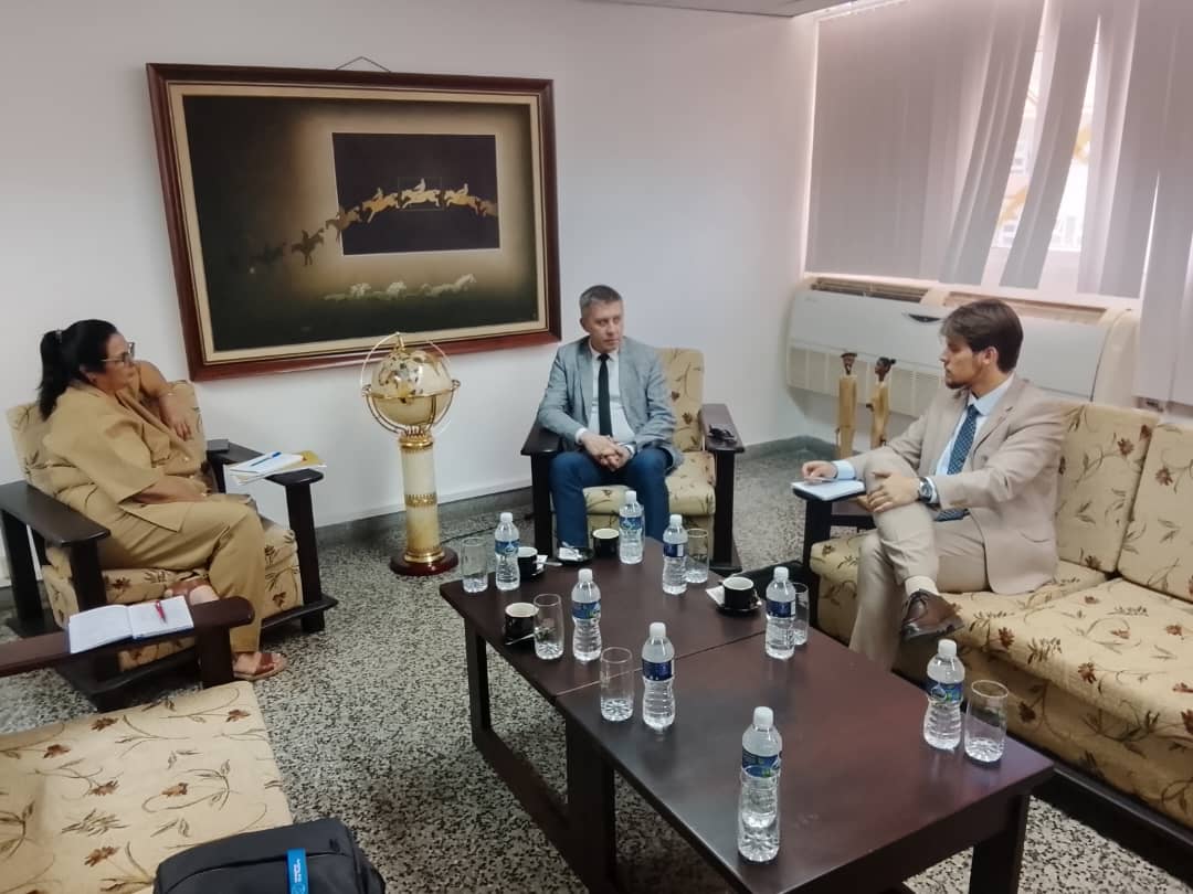 Visita del Sr. Piotr Kuzmin, subjefe del Comité de Educación del Gobierno de San Petersburgo a la Esc. Secundaria Básica Jorge Arturo Vilaboy de la Habana de Vieja. Además intercambió la viceministra primera de Educación, Cira Piñeiro Alonso, en el MINED.