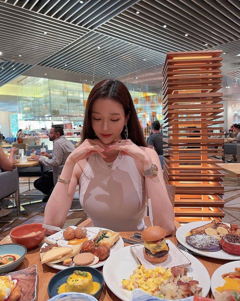 Mod19881M's tweet image. Brunch goals: A feast fit for a food lover! 🍔🥞🍳