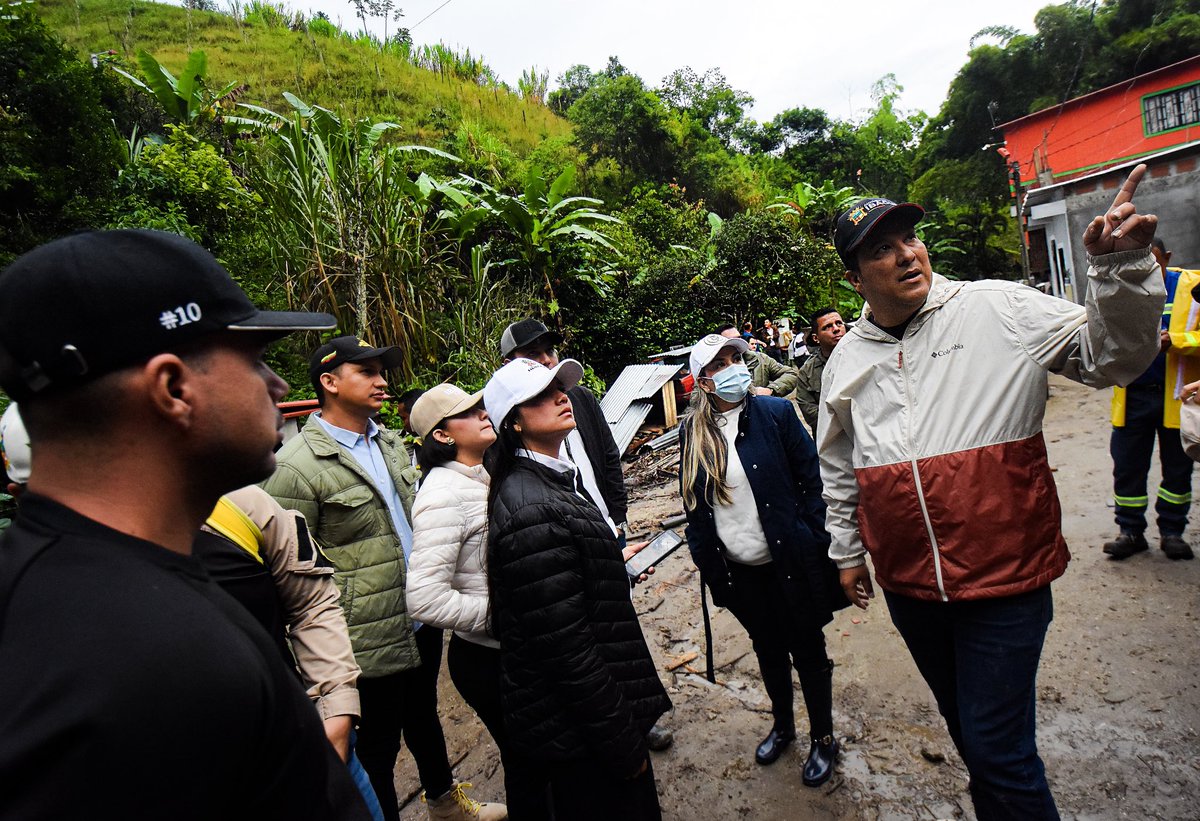 🚨 Junto a la <a href="/Alcaldiaibague/">Alcaldía de Ibagué</a>, nos trasladamos al sector de la emergencia presentada por las fuertes lluvias en el barrio San Isidro. Nos solidarizamos con las familias afectadas y ponemos a disposición nuestro escuadrón de Soldados Azules, para brindarles el apoyo necesario. 🫱🏼‍🫲🏾