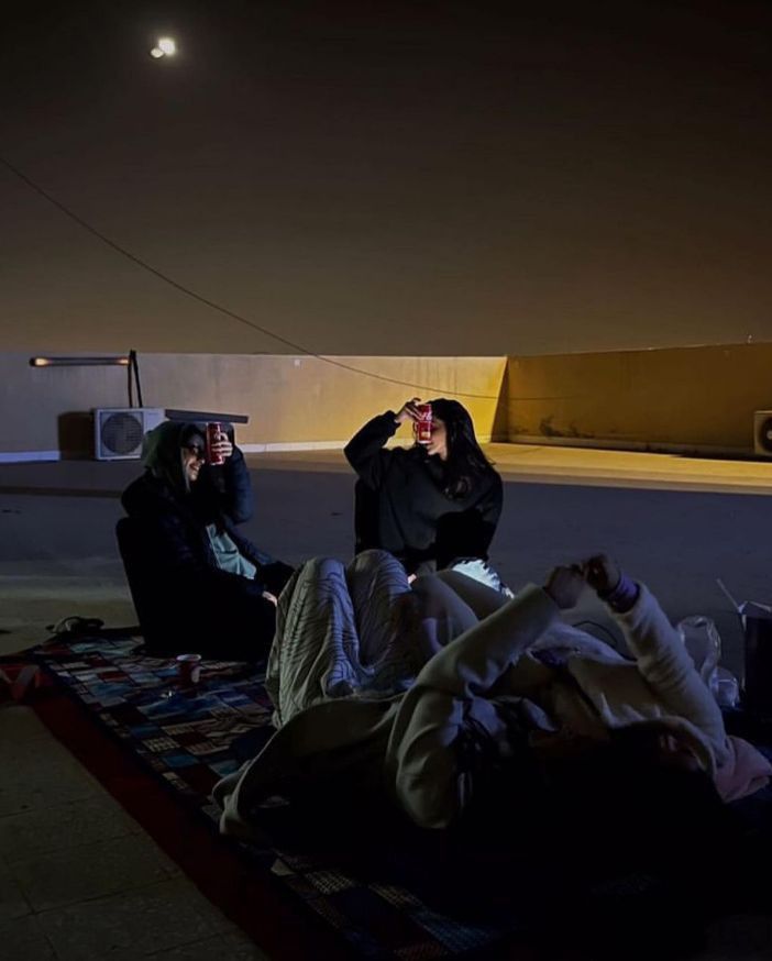 M_niraa's tweet image. ليس بالضرورة أن يكون المنزل مكان، يمكن أن يكون شخصًا 💋☺️