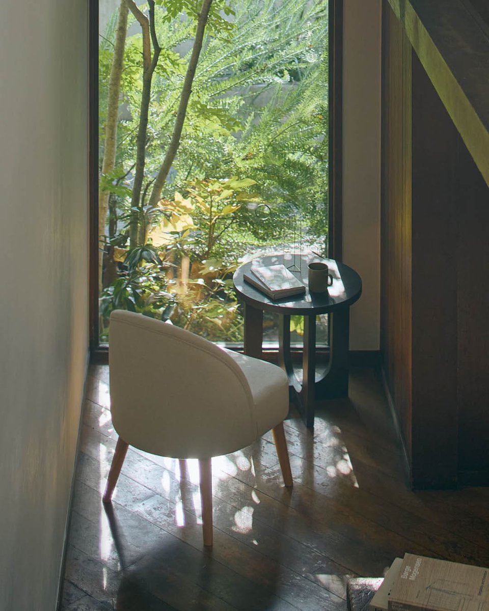 HUSTNET's tweet image. #空間デザイン #ホテルインテリア 
#企業公式相互フォロー #企業公式秋のフォロー祭り
「ブール チェア」は、柔らかな曲線をまとったデザインが魅力的な木製椅子です。
ゆったりと身体を預けられる厚めのシートが快適な座り心地を生み、包み込むような背もたれとともに落ち着きある時間を演出します。…