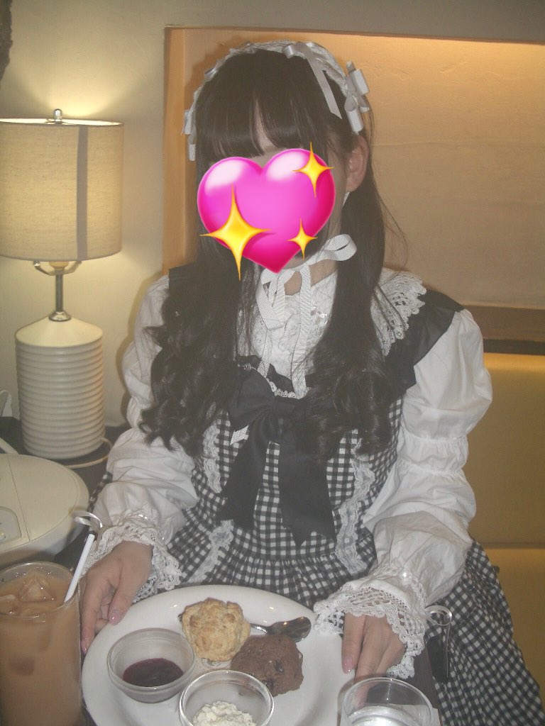 このブラウスの名前がわからない
BABYで2022年2月に買って、ずっと後ろピンタックだと思ってたけどボタンがハートなの