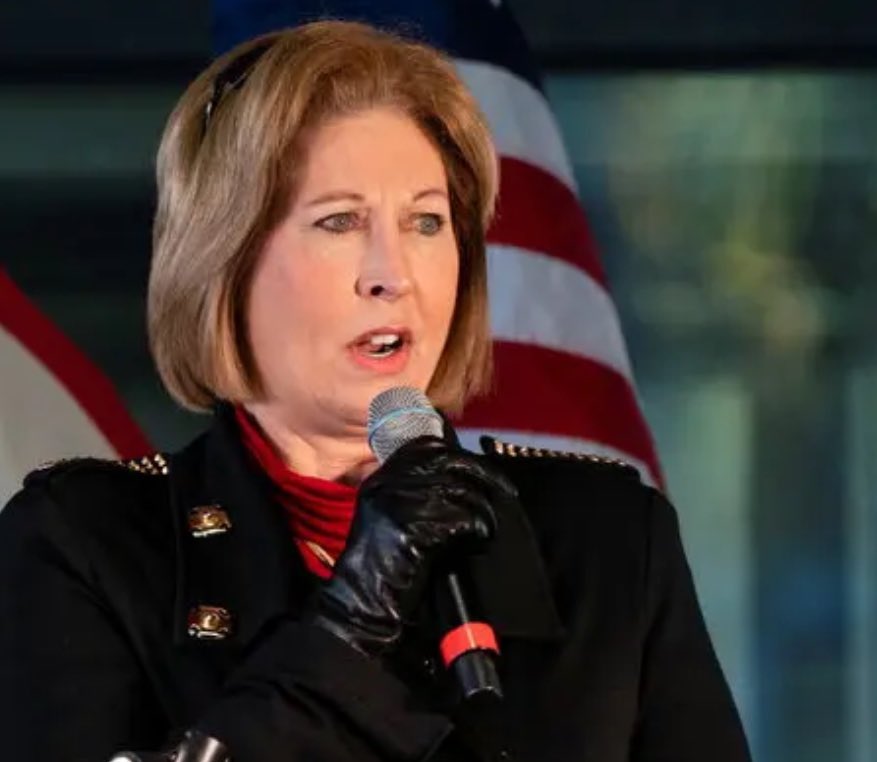 DigitalDaisyX's tweet photo. BREAKING: General Mike Flynn is urging President Trump to install Sidney Powell as Attorney General right away, replacing Pam Bondi https://t.co/Z4SnHclcmg