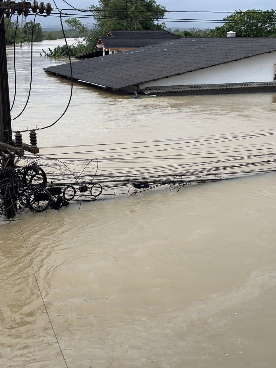 nookhcn's tweet image. เสาไฟฟ้าสูงขนาดนี้ แต่น้ำยังท่วมถึงอ่ะ ท่วมโคตรหนัก อหหหหหหห