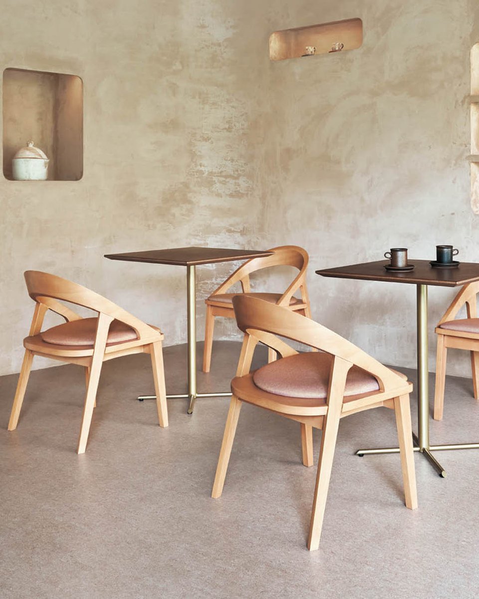 HUSTNET's tweet image. #カフェチェア #カフェ家具
#企業公式相互フォロー #企業公式冬のフォロー祭り
「マウナ2」は、木材の柔軟性を活かしたバックレストが特徴的な木製椅子です。
飲食空間だけでなく、オフィスのリラックス空間にも馴染みます。同シリーズで板座タイプもございます。

家具：マウナ2
ブランド：クレス…