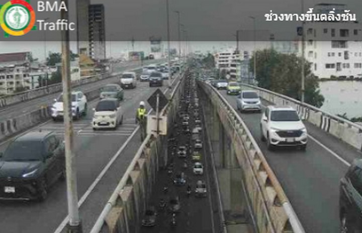 fm91trafficpro's tweet photo. 07.38 น. คู่ขนานลอยฟ้าบรมราชชนนี และถนนบรมราชชนนี ขาเข้า มุ่งหน้าปิ่นเกล้า ข้ามสะพานพระราม 8 และสะพานสมเด็จพระปิ่นเกล้า รถมาก ท้ายแถวสะสมต่อเนื่องโค้งสายใต้เก่า #รายงานจราจร #รถติด

ภาพ CCTV กทม. https://t.co/j4R8QAPtrw