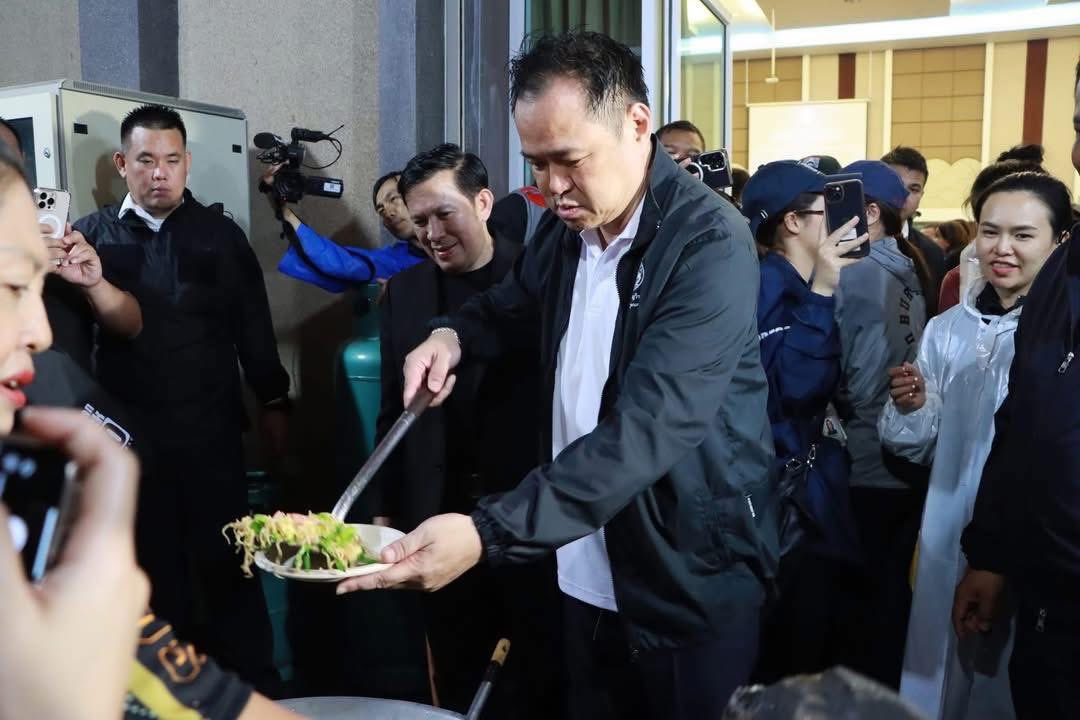 kanyanhe's tweet image. เมื่อไหร่จะเลิกสักที ลงไปช่วยผู้ประสบภัยแล้ว รูปทำอาหารอะ คือ มันไม่ได้เลย บ้งมาก เลิกได้เลิก 😩😡 #น้ําท่วมหาดใหญ่ #น้ำท่วม