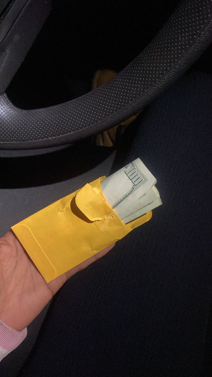 1malaysiaa's tweet image. went to go pick up one of my tipouts on one of my off days. I usually work on mondays. but It’s them spelling my name wrong for me lol &amp;amp; I haven’t gotten a old hundred dollar bills in a minute lol. #tipout