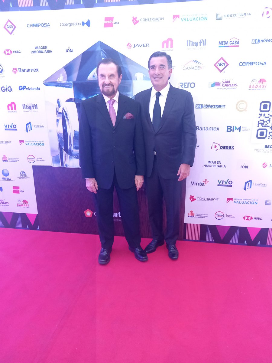Ahora llegan 2 de nuestros premiados de esta noche #PremioHyM 🏆 Juan José Errejón, Director General de <a href="/TyAOficial/">Tierra y Armonia</a> y Germán Ahumada, Presidente de <a href="/CasasARAoficial/">Casas ARA</a>