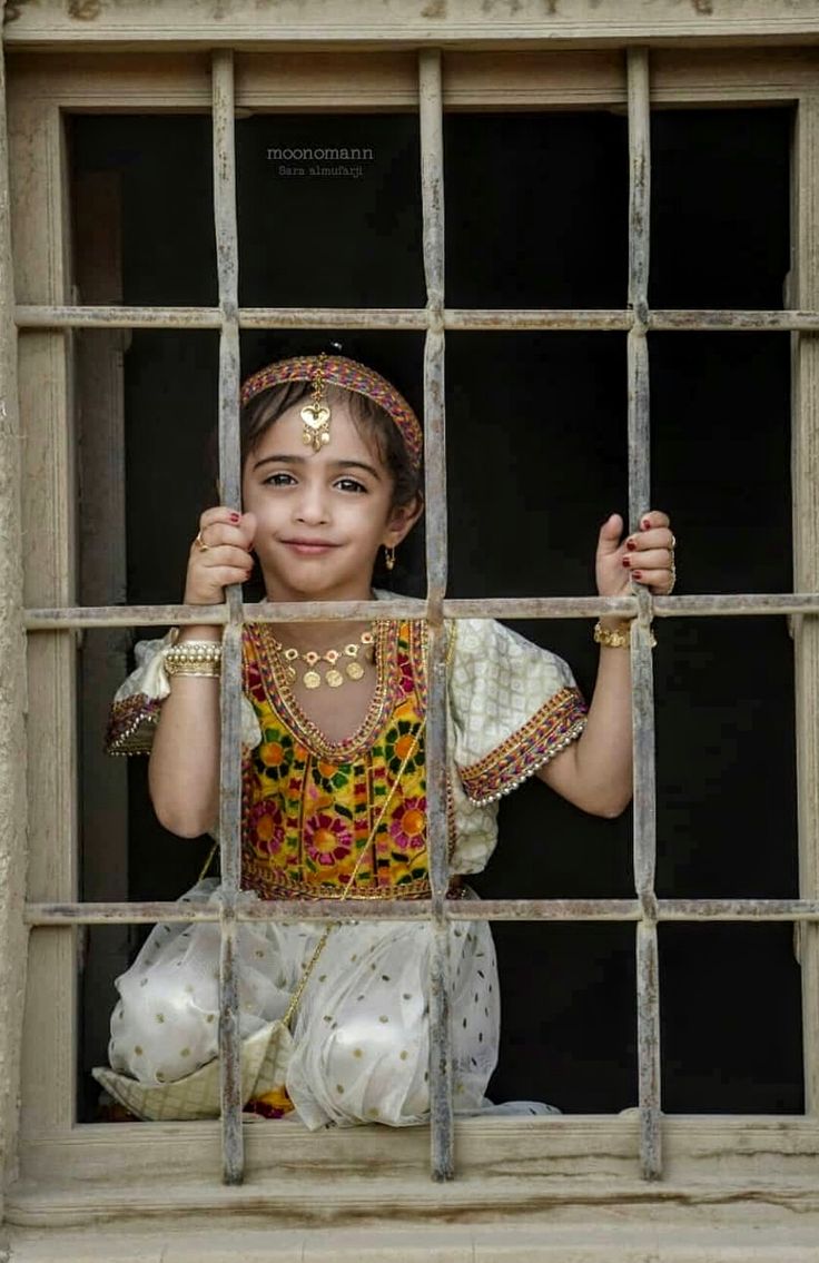 هل تعلم ما معنى أن يحبك أنسان متعب ، متعب من نفسه ومن عائلته ، ومن أصحابه وشعوره السيء ... متعب من ضياعه بِـ هذه الدوامه التي تُسمى الحياة ، أتعلم كيف يواجه شعُوره ويقاتل ليلاً ؟حتى يبقى بـِ هذه القوة أمامك! أن يبقى صامداً بـِ الوقت الذي يُطلب منه البكاء وفي محاولاته لـ أسعادك