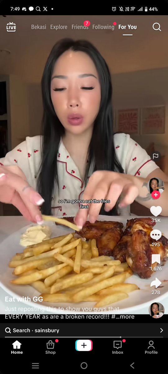 Pikiranku
🌸 ah pengen mayo.. 
🌸 ah pajamasnya lucu, pengen komis L2D
. 
. 
.
. 
Inget 4 new outfit kamu blm di rigging ume 😌 gpp kan cma pengen