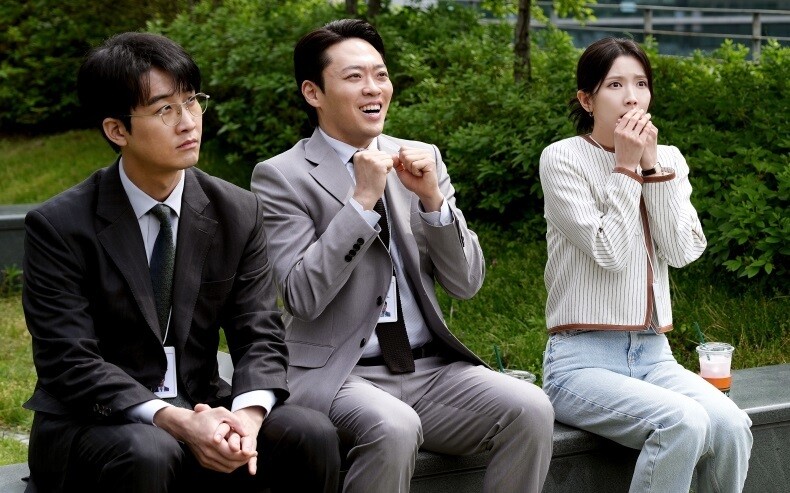 sonsarang3814's tweet image. ■30대 자산 격차가 역대급으로 벌어진다

30대들 사이에서 벌어질 자산 격차는 이제 단순한 통계가 아니라, 거의 육안으로 보일 만큼 선명해지고 있다.
겉으로는 같은 카페에 앉아 비슷한 가격의 라떼를 마시고, 같은 브랜드의 노트북을 펼치지만, 이들 사이에는 조용히 자라나는 균열이 있다.
아주…