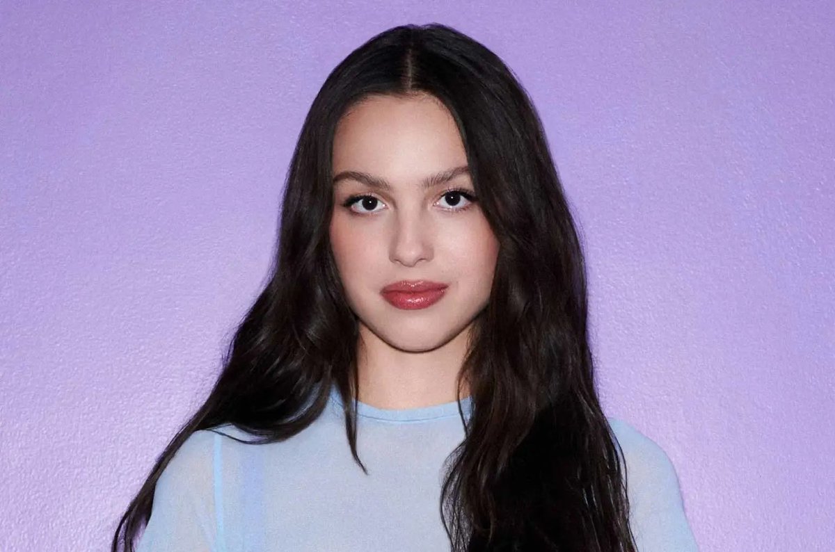 Female artists with the most solo songs surpassing 2 BILLION streams on Spotify.

Billie Eilish — 5
Adele — 4
Olivia Rodrigo — 4
Taylor Swift — 2
Miley Cyrus — 2
Ariana Grande — 2
Dua Lipa — 2
Rihanna — 2