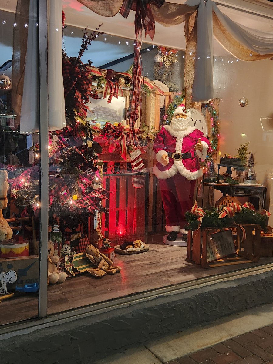 binyerd's tweet photo. Santa is here and safe in our classic living room window @binyerd CCC's Artisan Junction. 726 Tennessee Ave Etowah Tn. Come see what Santa has inside and support local small buisness! https://t.co/00Fxj1qSVU