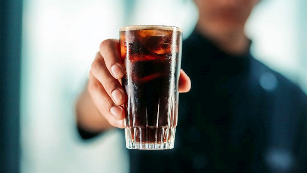 RevistaMyD's tweet image. El enólogo Francisco Martin presenta #FearNot, el primer #fernet sin alcohol hecho en #Chile. Mantiene sabor, espuma y #amargor del tradicional, ofreciendo una #alternativa responsable y #auténtica para quienes buscan #moderar su consumo wp.me/paVy8e-9i7