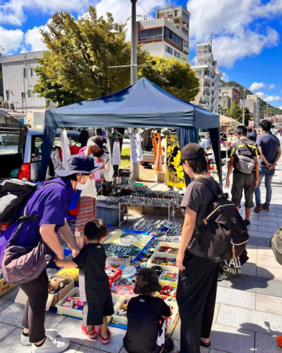 \ 沿線おでかけ情報📢 /  

11月29日（土）30日（日）9：00～15：00      
門司港レトロ西海岸にて #門司港カーブーツ が開催されます🎪

蚤の市・フリーマーケットの新しい形「カーブーツ」  

最寄りバス停は  
・門司港レトロ（ランドマーク🚩） 
です🚏

ぜひ西鉄バスでお出かけください🚍