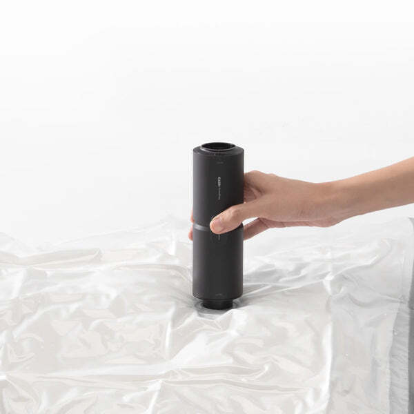 本日のご紹介は「HOTO 4WAY小型エアクリーナー」
年末掃除が近づくこの時期、デスクやキーボード掃除に役立ちます。
送風・吸引など4機能で車内清掃やアウトドア、年末年始の旅行のパッキングでも活躍し、USB-C充電で携帯しやすい1台です