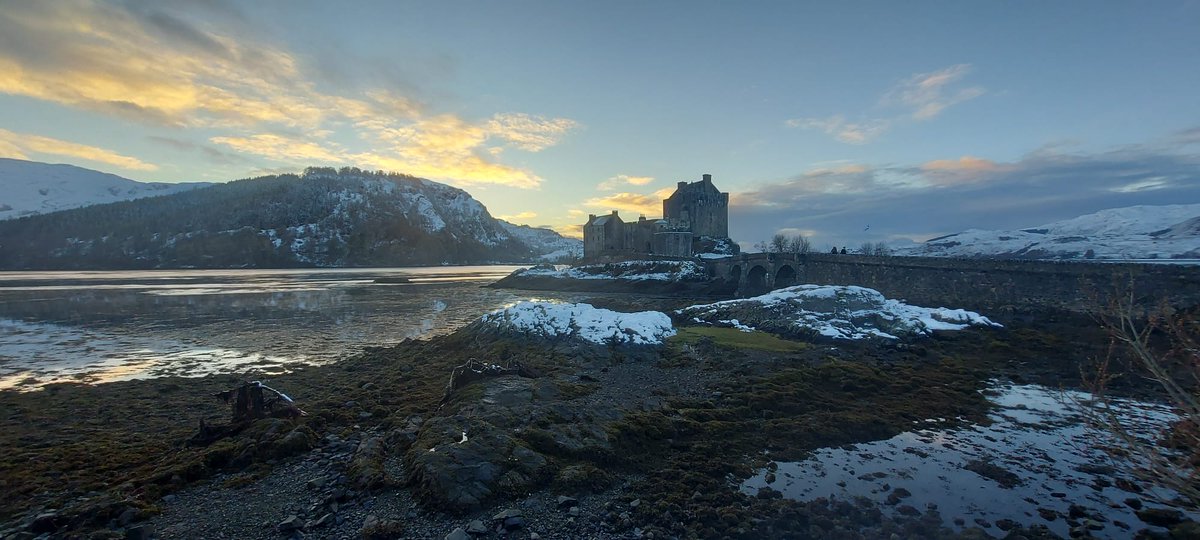 Evening all. A mean and moody sky and the beautiful Eilean Donan Castle for #SmallBeautiesHour tonight. Lovely trip to Scotland, which always provides an abundance of scenery (and weather!!) #SmallBeauties #BecauseofClem #ThreadofGold