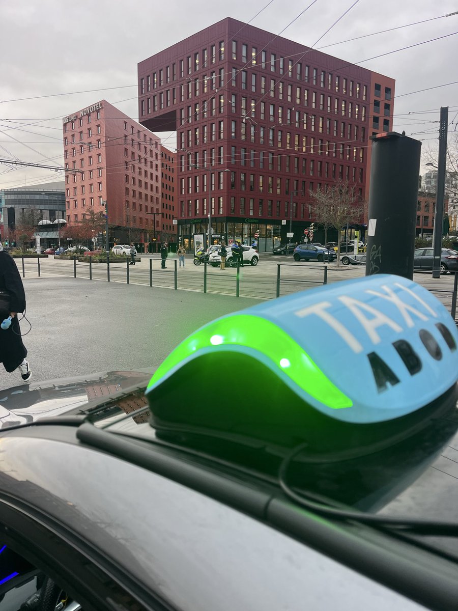 Prefecture42's tweet image. [RETOUR EN IMAGES]
🚔 La police organisait un contrôle des véhicules #VTC, ce lundi après-midi, à #SAINTETIENNE.

12 véhicule sont été contrôlés, et 3 infractions ont été relevées. 
🔴 2 défauts d’affichage des cartes professionnelles et des macarons à apposer sur le véhicule.…