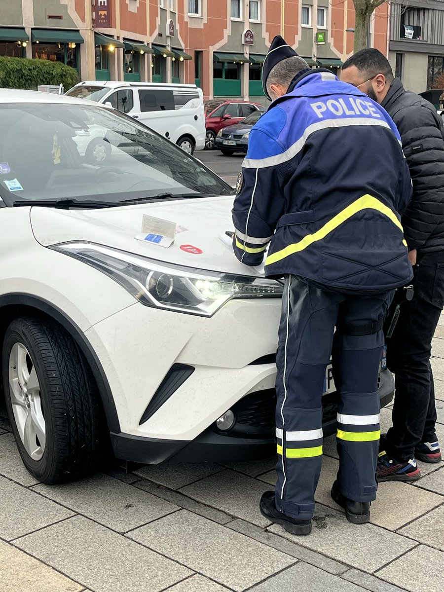 Prefecture42's tweet image. [RETOUR EN IMAGES]
🚔 La police organisait un contrôle des véhicules #VTC, ce lundi après-midi, à #SAINTETIENNE.

12 véhicule sont été contrôlés, et 3 infractions ont été relevées. 
🔴 2 défauts d’affichage des cartes professionnelles et des macarons à apposer sur le véhicule.…
