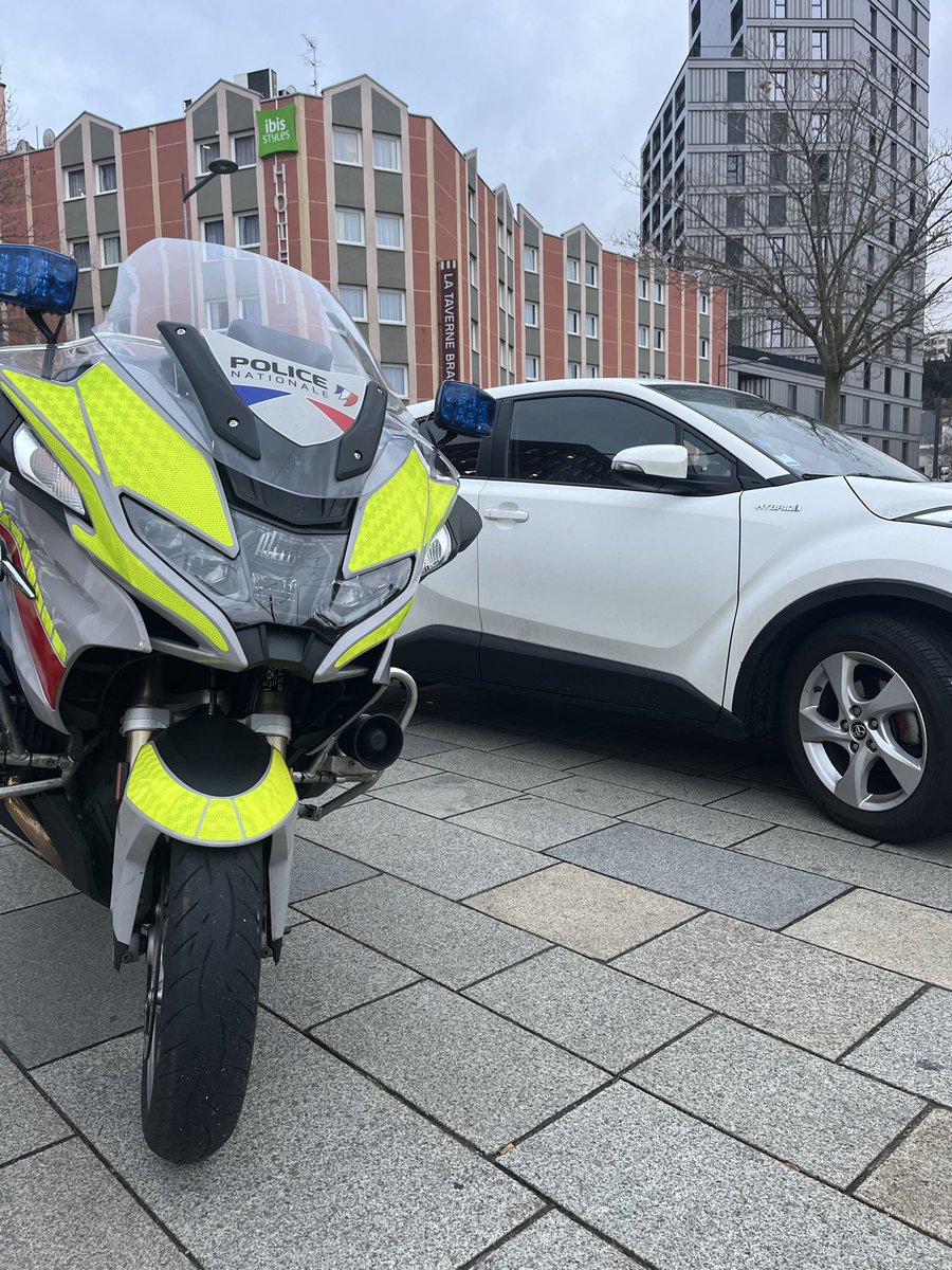 Prefecture42's tweet image. [RETOUR EN IMAGES]
🚔 La police organisait un contrôle des véhicules #VTC, ce lundi après-midi, à #SAINTETIENNE.

12 véhicule sont été contrôlés, et 3 infractions ont été relevées. 
🔴 2 défauts d’affichage des cartes professionnelles et des macarons à apposer sur le véhicule.…