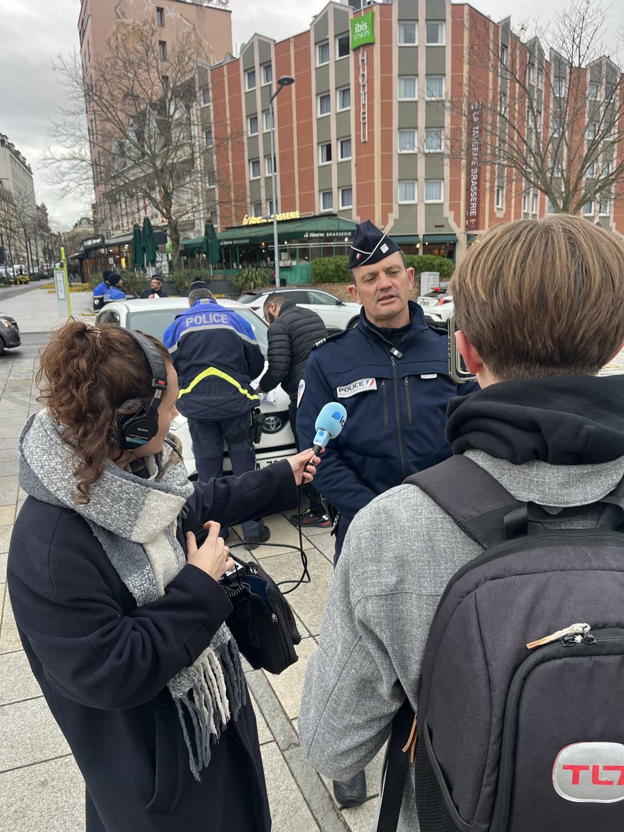 Prefecture42's tweet image. [RETOUR EN IMAGES]
🚔 La police organisait un contrôle des véhicules #VTC, ce lundi après-midi, à #SAINTETIENNE.

12 véhicule sont été contrôlés, et 3 infractions ont été relevées. 
🔴 2 défauts d’affichage des cartes professionnelles et des macarons à apposer sur le véhicule.…