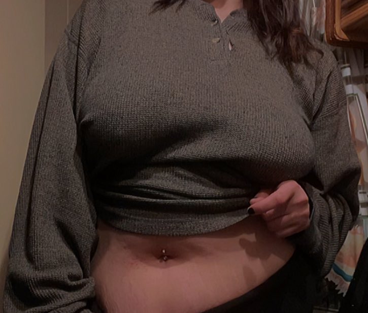 SweetCurvyMoon's tweet photo. How would you describe me? 🥀 #nsfwtwt #bbw https://t.co/ICHIq7hmiQ