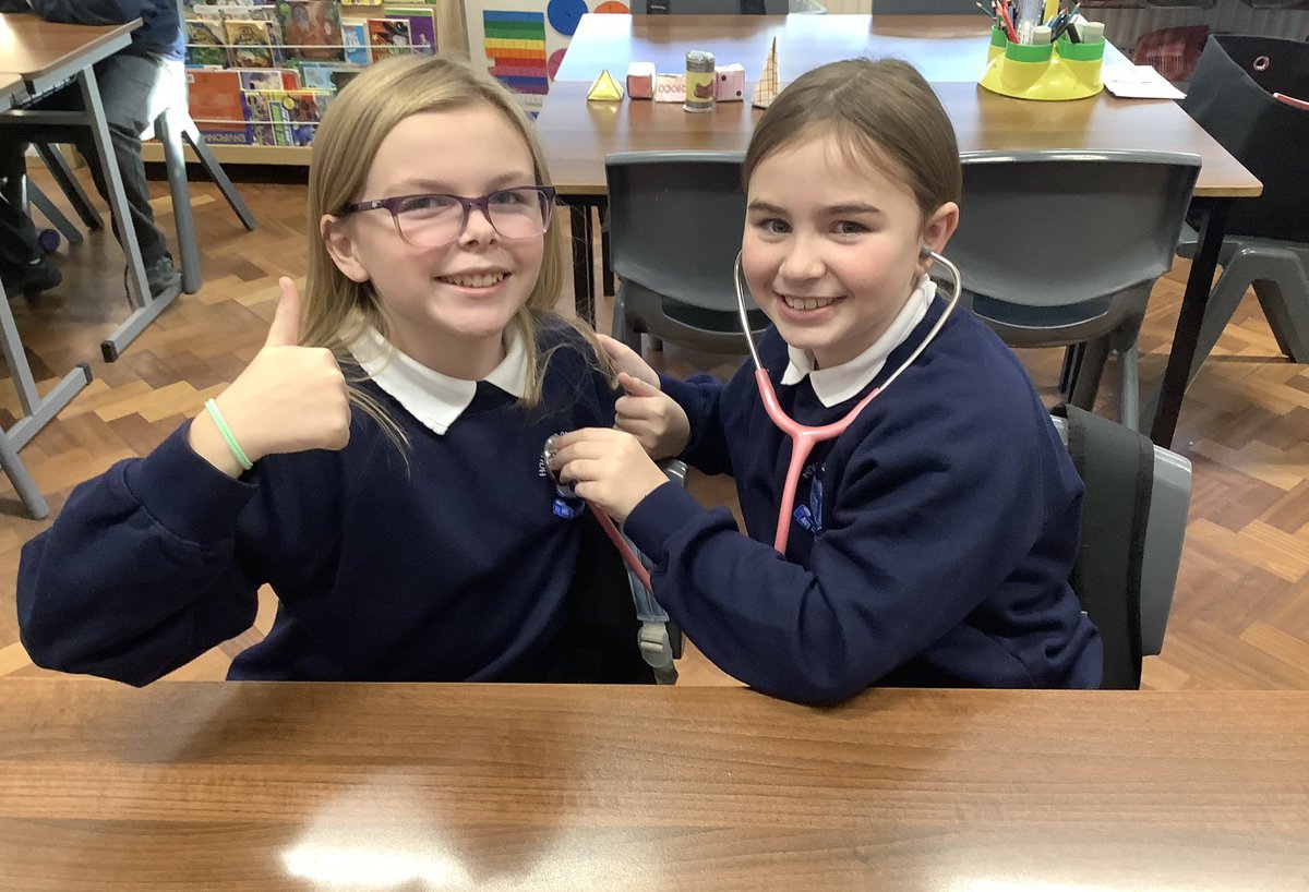 HolyChildPSBel's tweet image. P6 are learning about their bodies with help from their QUB medical students as part of the Medics in Schools Programme. 👨‍⚕️👩‍⚕️

#SharingCaringLearning @QUBelfast @QUBMedEd