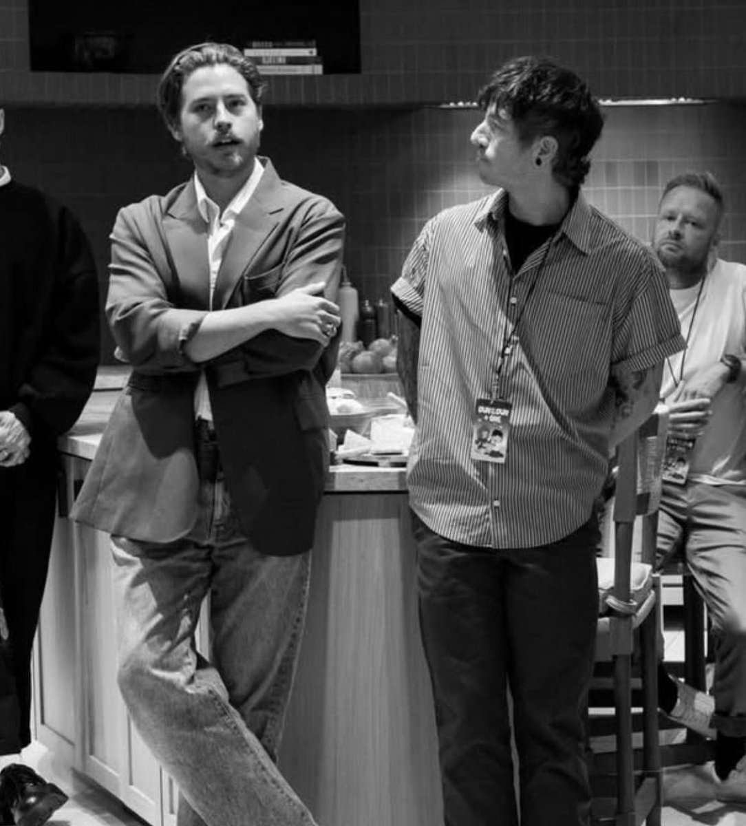 cIancyisdead's tweet image. i always forget debby is way more famous outside twenty one pilots because why is the torchbearer hanging out with jughead rn