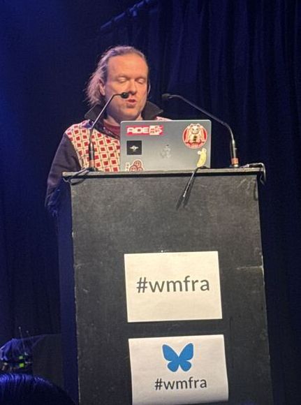 Er sprintet nicht nur zur Bühne, wenns klemmt.
Er schreitet auch von hinter der Kamera nach vor der Kamera - Sebastian Greiner – „Der AI Design Sprint” beim Webmontag Frankfurt #wmfra <a href="/Livestream_DE/">Livestream.watch</a>