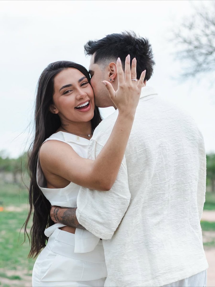 becaxis_'s tweet image. CORINGA E TAINA VÃO CASAR!!!
Vai ter casamento simmm!!!!!