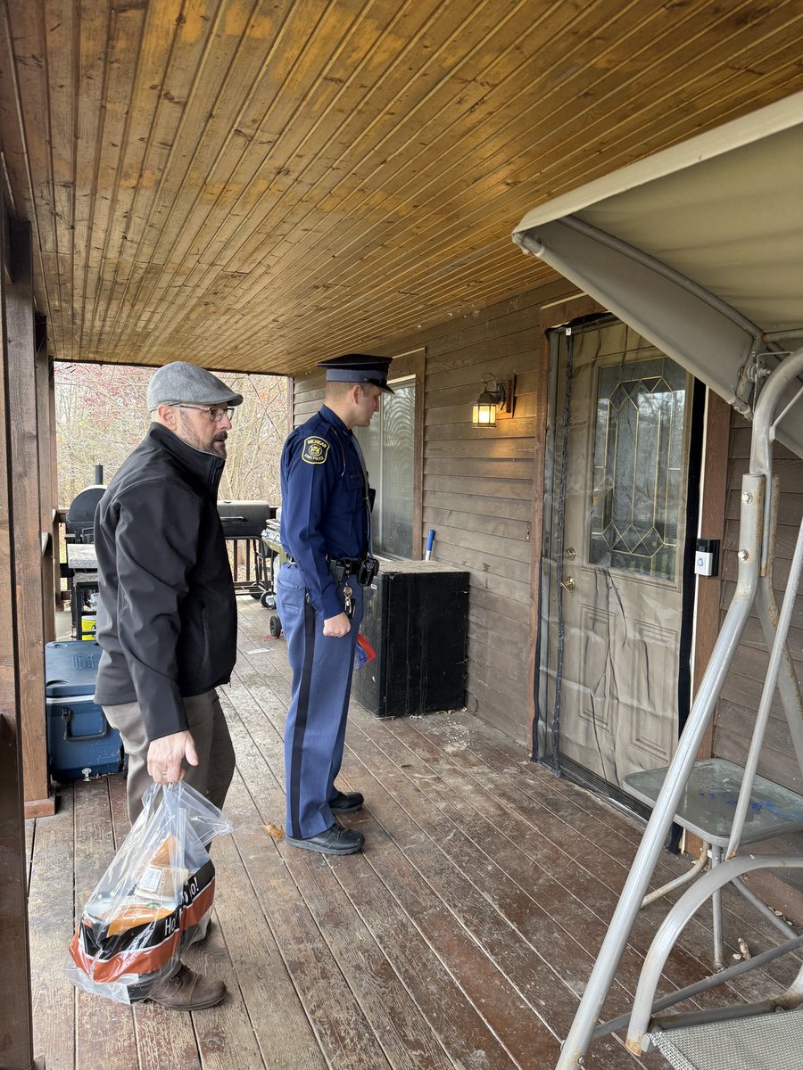 MSPFirstDist's tweet image. On Monday, November 24, MSP Brighton Post partnered with Kroger Store #638 in Brighton  to ensure 20 families in the area enjoy a happy Thanksgiving. Kroger generously donated 20 complete Thanksgiving meals, each able to feed a family of 4–6 people. Brighton Post members…