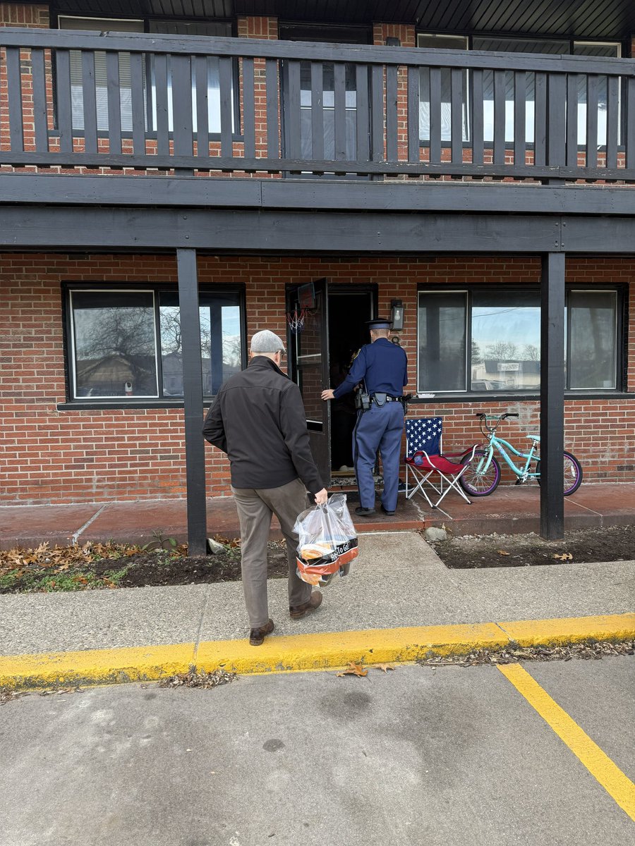 MSPFirstDist's tweet image. On Monday, November 24, MSP Brighton Post partnered with Kroger Store #638 in Brighton  to ensure 20 families in the area enjoy a happy Thanksgiving. Kroger generously donated 20 complete Thanksgiving meals, each able to feed a family of 4–6 people. Brighton Post members…