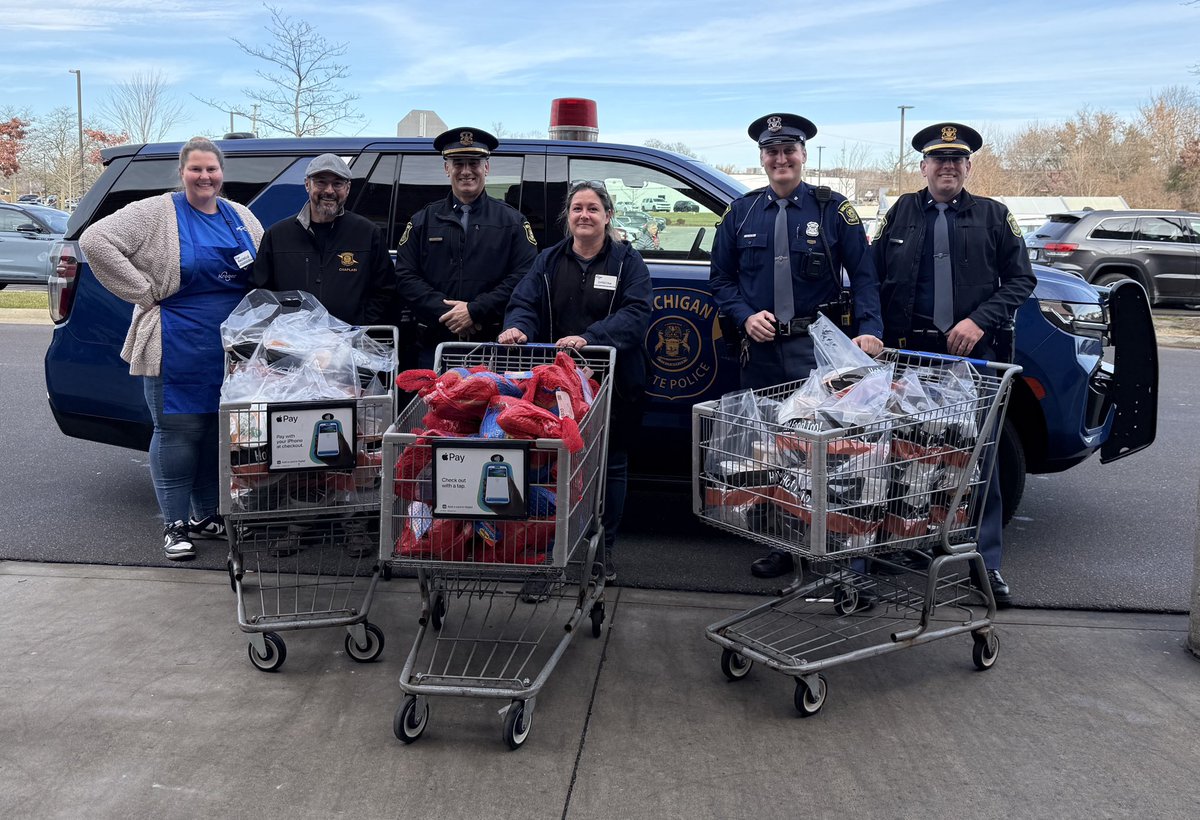 MSPFirstDist's tweet image. On Monday, November 24, MSP Brighton Post partnered with Kroger Store #638 in Brighton  to ensure 20 families in the area enjoy a happy Thanksgiving. Kroger generously donated 20 complete Thanksgiving meals, each able to feed a family of 4–6 people. Brighton Post members…