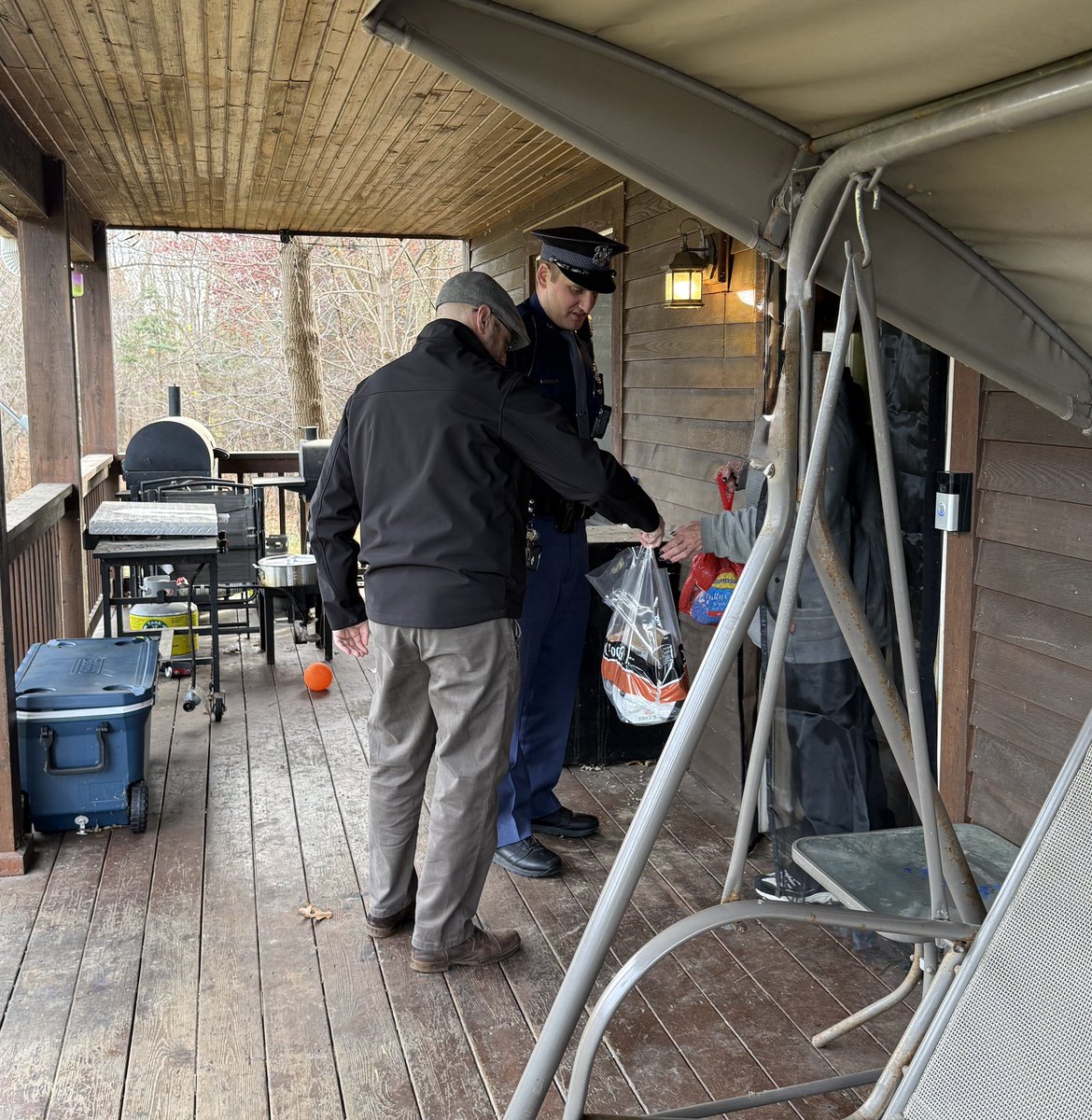 MSPFirstDist's tweet image. On Monday, November 24, MSP Brighton Post partnered with Kroger Store #638 in Brighton  to ensure 20 families in the area enjoy a happy Thanksgiving. Kroger generously donated 20 complete Thanksgiving meals, each able to feed a family of 4–6 people. Brighton Post members…