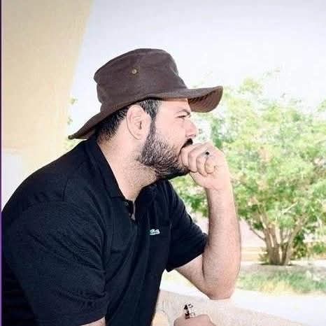 شَعرة في إبط الشيطان

بقلم/ علي أحمد الجفري

لا ينتهي الجدل حول العلاقة العميقة بين المسرح والموسيقى، فليس هناك فن يسمو على آخر؛ فكلاهما يكمل الآخر في رسم لوحة الحياة، كم من مرة وصفنا مشهداً مسرحياً بأنه تحفة فنية نابضة بالإيقاع، وكم مرة وصفنا مقطوعة موسيقية بأنها مسرحٌ عاطفي