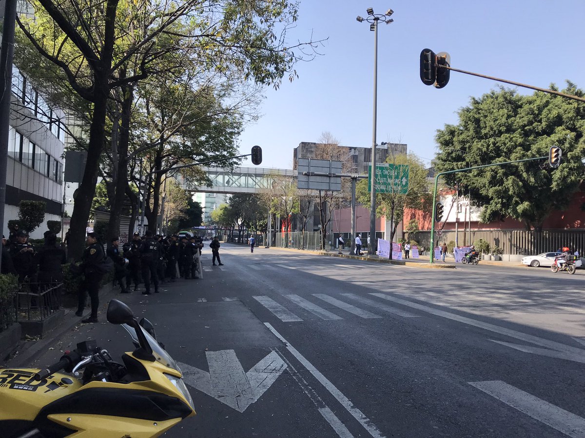 Prevalece cierre de la Av. Marina Nacional en ambas direcciones a la altura de la Torre de <a href="/Pemex/">Petróleos Mexicanos</a>. Posible alternativa: Calz. México Tacuba. <a href="/Joya937FM/">Joya 93.7 FM</a> <a href="/RadioCentroMX/">Grupo Radio Centro</a> <a href="/universal881fm/">Universal 88.1 FM</a> <a href="/alfa913fm/">Alfa 91.3 FM</a> <a href="/laz1073fm/">La Z 107.3 FM</a> <a href="/laoctavadigital/">LA OCTAVA</a>