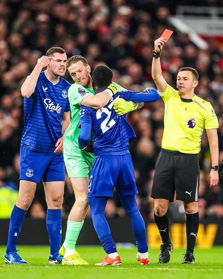 MonadFootball's tweet photo. Idrissa Gueye gets a red card for getting into a squabble with fellow teammate 
 'STUPID. YOU'RE F*CKING STUPID.'
#EVEMUN https://t.co/Zu8KGiM7FV