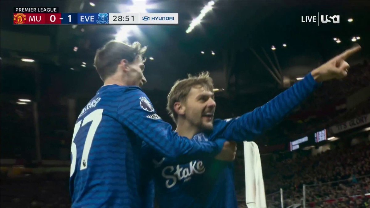 MenInBlazers's tweet image. TEN MEN, TEAMMATES FIGHTING, WHO CARES? THIS IS EVERTON 💙