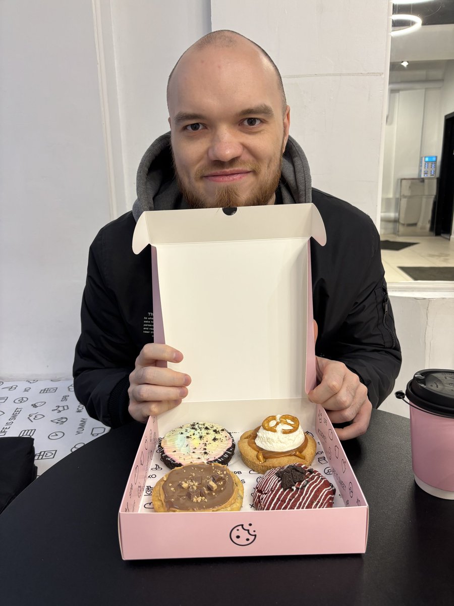 hellishsup's tweet image. До поглощения миллиарда калорий 3…2…1…