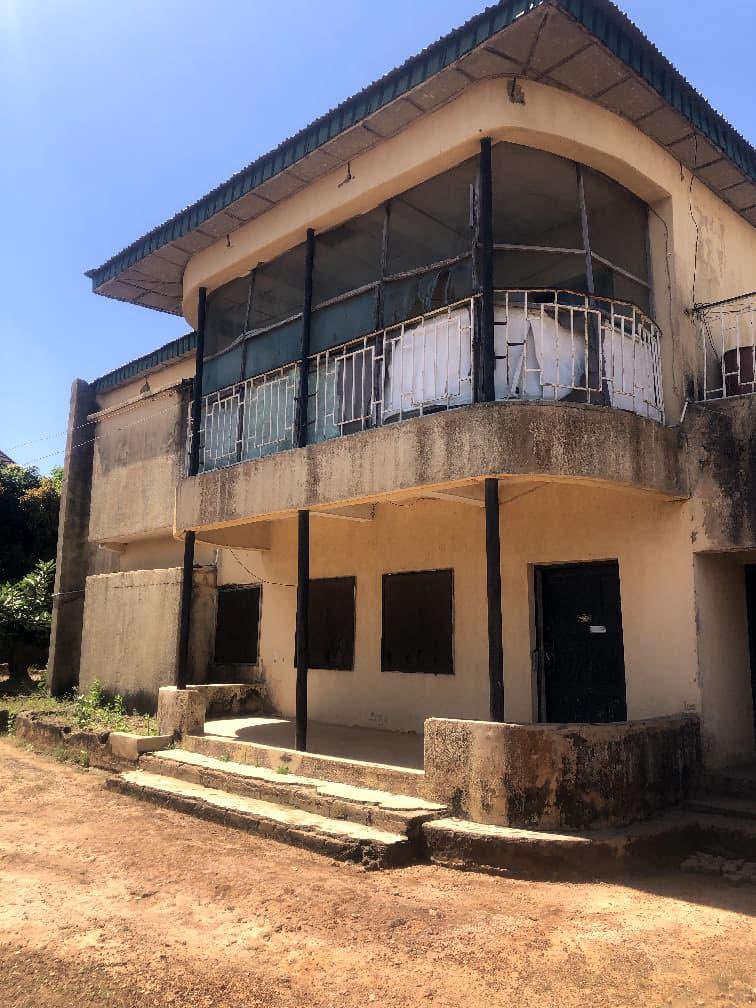 Jos_RealEstate's tweet image. ‼️‼️‼️

FOR SALE: 8-bedrm duplex perfect for the smart investor on over 6 plots

Estimated After-Repair Value(AVR): 300M
- renovation estimate: 6M

💰150M

Perfect for commercial &amp;amp; residential use (4 vacant plots behind the building) 

📍St Monica School axis, State Lowcost, Jos