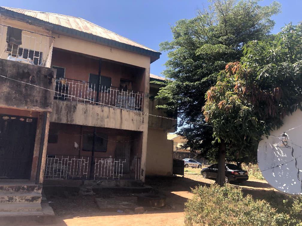 Jos_RealEstate's tweet image. ‼️‼️‼️

FOR SALE: 8-bedrm duplex perfect for the smart investor on over 6 plots

Estimated After-Repair Value(AVR): 300M
- renovation estimate: 6M

💰150M

Perfect for commercial &amp;amp; residential use (4 vacant plots behind the building) 

📍St Monica School axis, State Lowcost, Jos