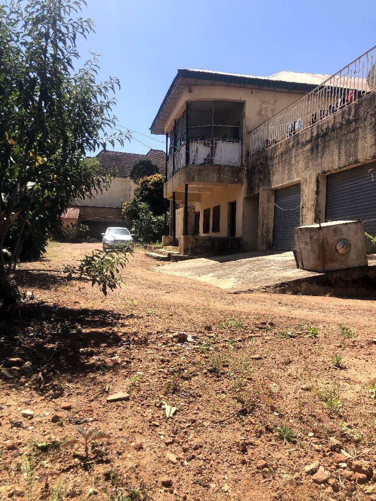 Jos_RealEstate's tweet image. ‼️‼️‼️

FOR SALE: 8-bedrm duplex perfect for the smart investor on over 6 plots

Estimated After-Repair Value(AVR): 300M
- renovation estimate: 6M

💰150M

Perfect for commercial &amp;amp; residential use (4 vacant plots behind the building) 

📍St Monica School axis, State Lowcost, Jos